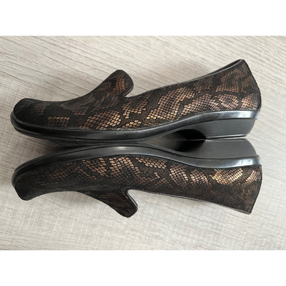 Dansko Olivia bronze snake leather loafers size 7 - Picture 4 of 11